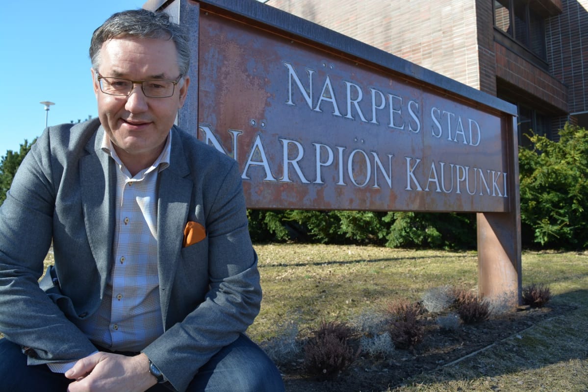 Närpiön kaupunginjohtaja Hans-Erik Lindqvist iloitsee virallisesti kaksikielisestä kaupungista.