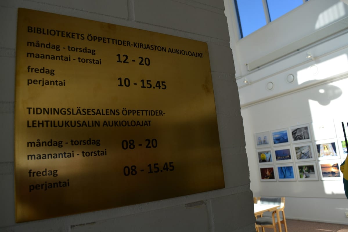 Myös muunmuassa Närpiön kirjaston opastaulut ovat nyt kaksikielisiä.