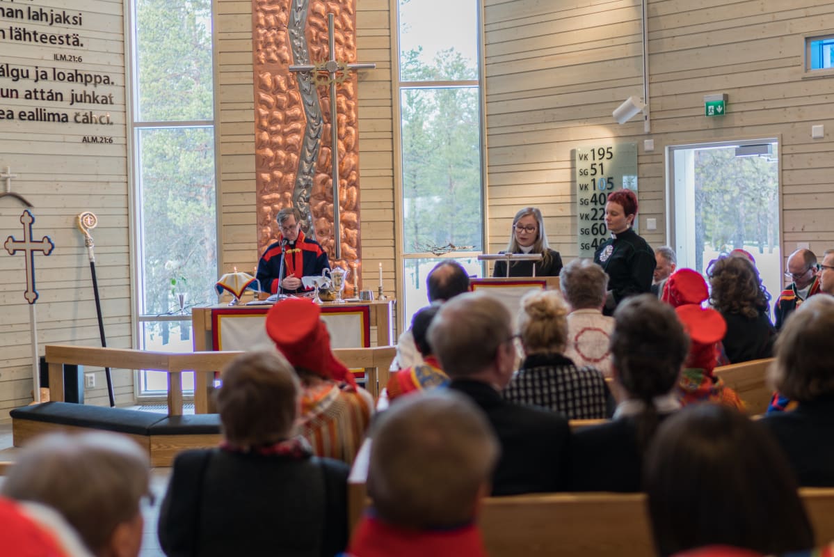 Utsjoen kirkkoherra Arto Seppänen (vas.), saamelaispappi Mari Valjakka ja saamelaistyön sihteeri Erva Niittyvuopio 18.4.2016.