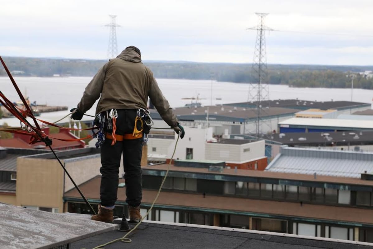 Seikkailuviikarien Kari Niemi Kotkan kaupungintalon katolla.