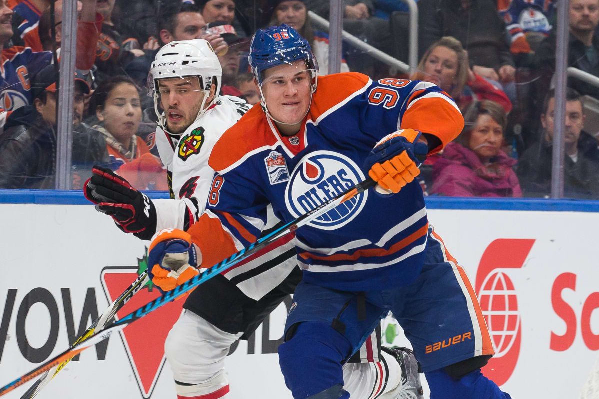 Edmontonin Jesse Puljujärvi kamppailee NHL-kaukalossa Chicago-puolustaja Niklas Hjalmarssonin kanssa.