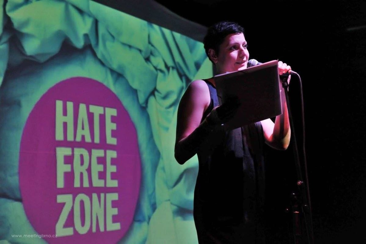 Hatefree zone -hankkeen tilaisuus, nainen lavalla