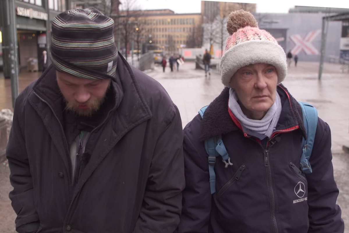 Asunnoton pariskunta Niclas ja Heidi Helsingin keskustassa.