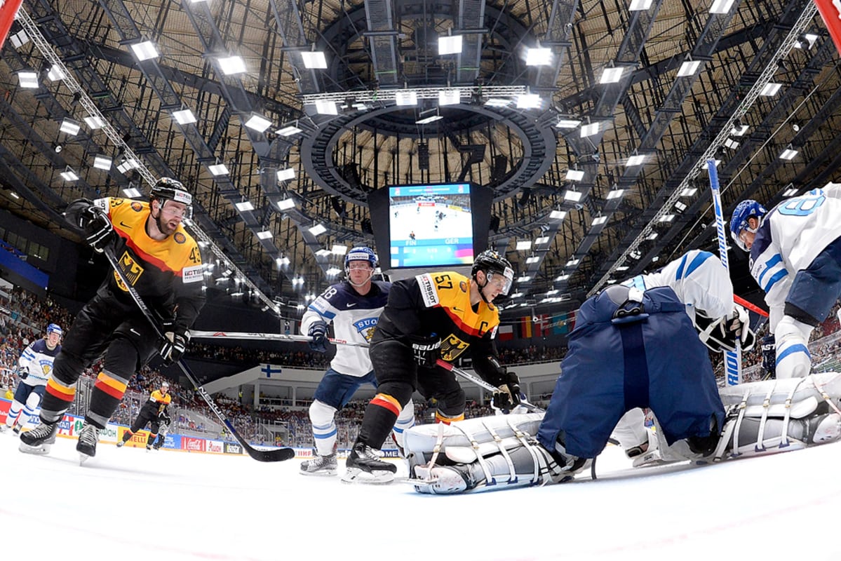 Juuso Hietanen, Mikko Koskinen ja Topi Jaakola puolustavat Suomen maalia.