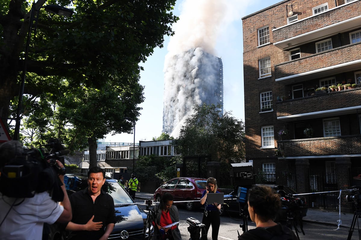 Grenfell Tower palaa.