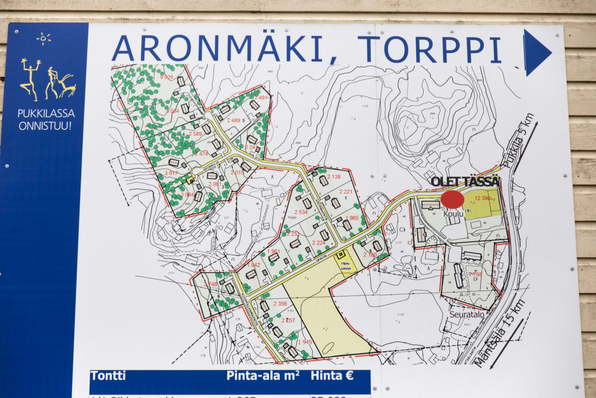 Aronmäen kaava-alueen havainnekartta Torpin kyläkoulun seinässä.
