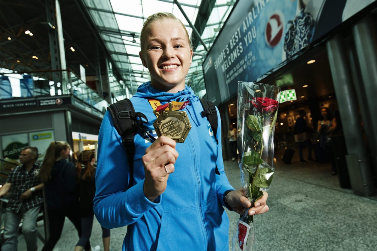 Wilma Murto EM-pronssimitali kaulassa.