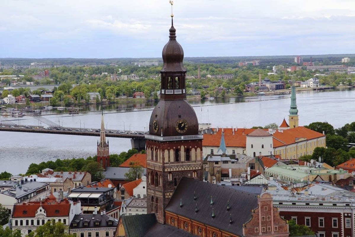 Jokimaisemaa Riian keskustassa