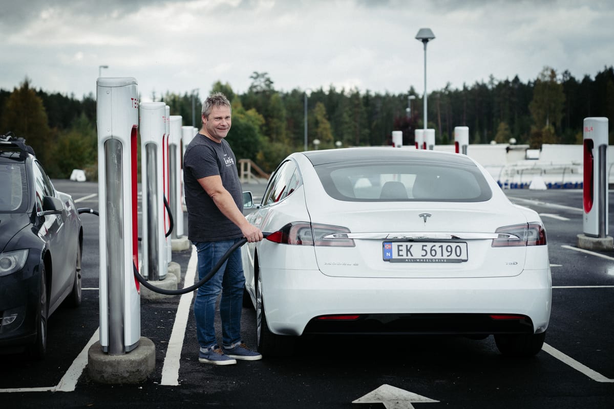 Terje Johansen pysähtyi lataamaan Teslaansa pikalatausasemalla.