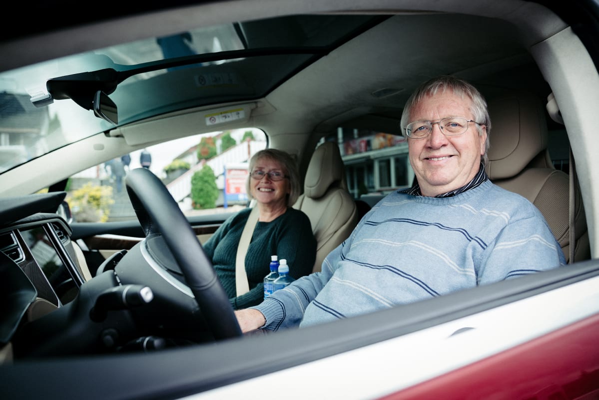 Laila ja Sven Gustavsen istuvat autossa.
