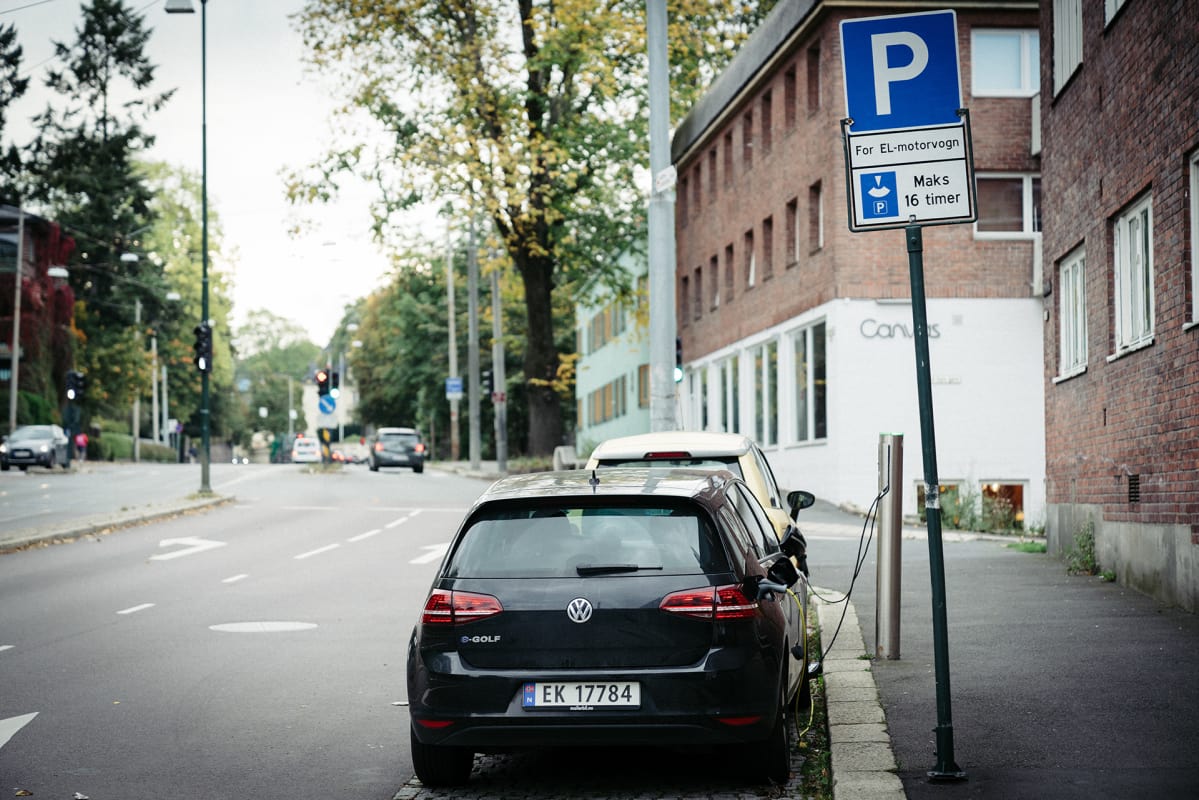 Sähköautoja latauspisteellä.