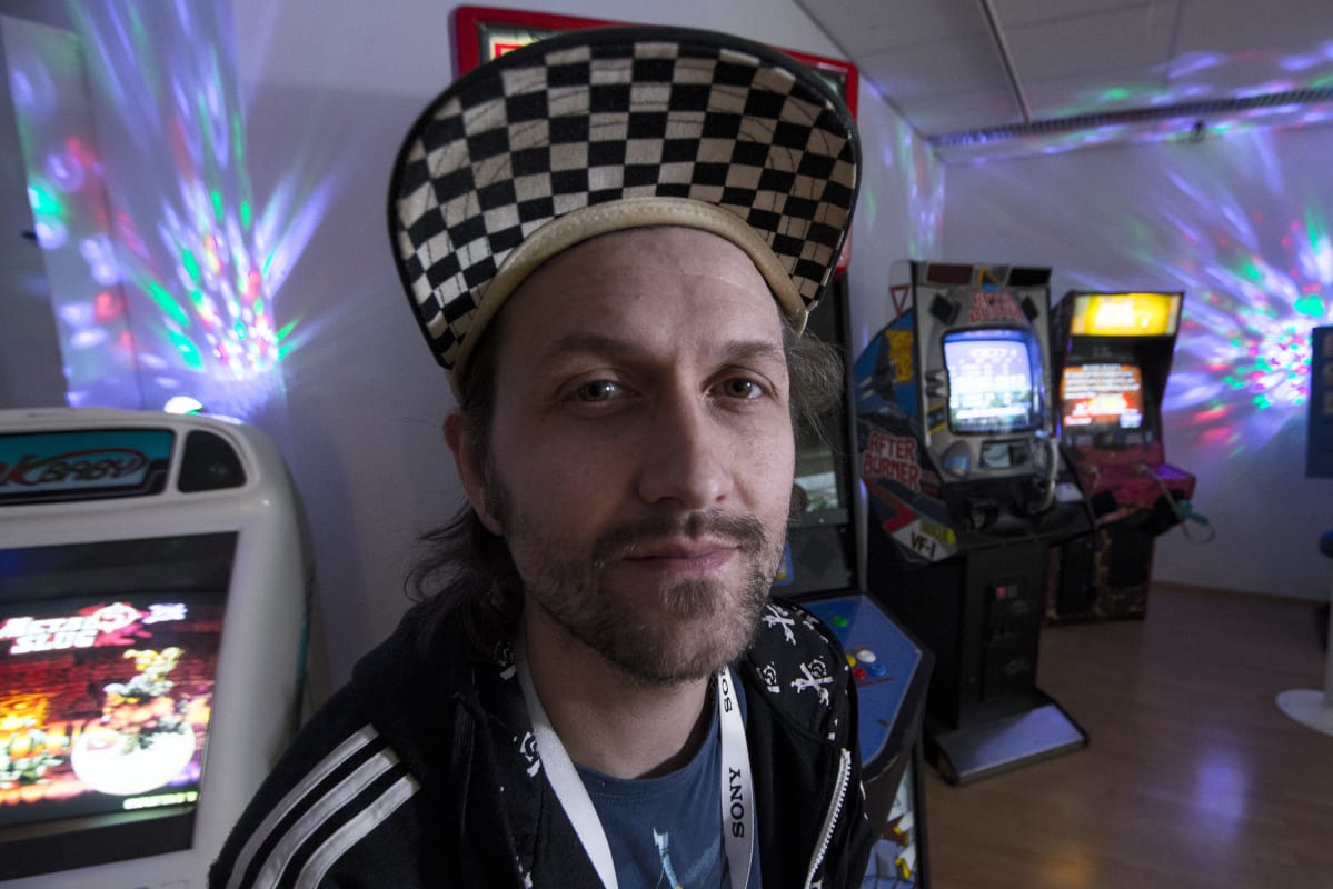 Pelikeräilijä Paolo Carrassi omassa Pop-up pelihallissaan Kuopiossa.