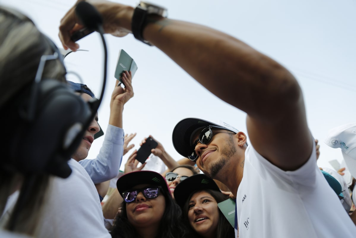 Lewis Hamilton on fanien suosiossa ympäri maailmaa.