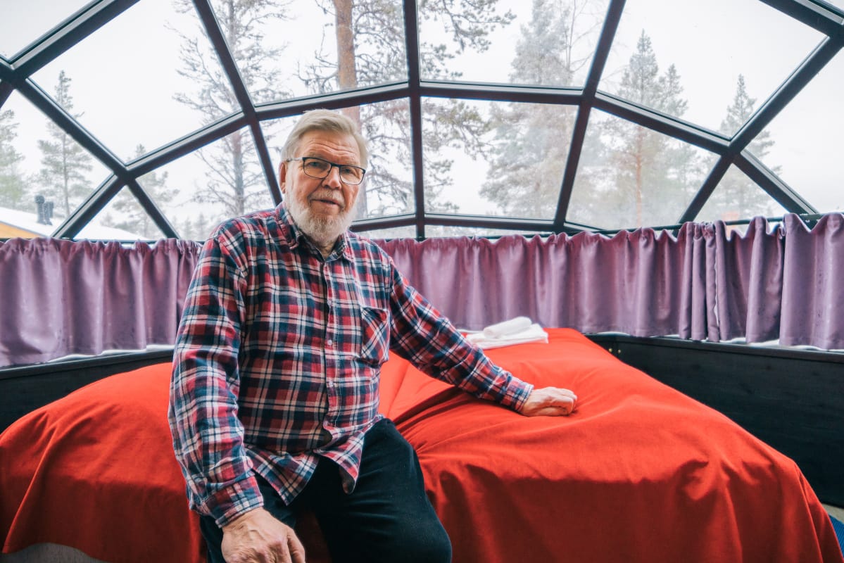 Juhani "Jussi" Eiramo lasi-iglun parisängyllä.