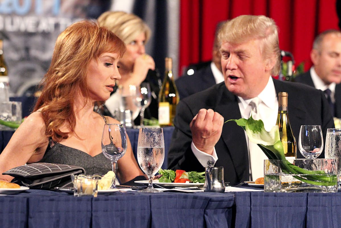Kathy Griffin Donald Trumpin kanssa illallisjuhlissa vuonna 2011.