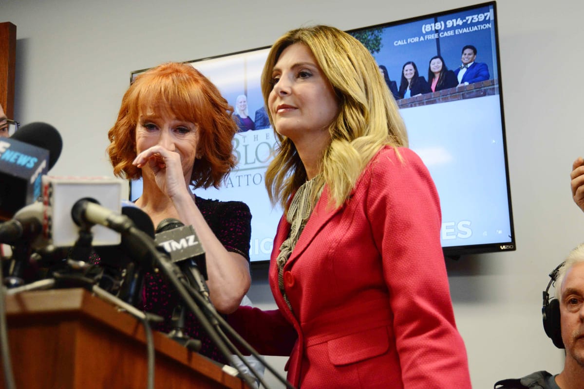 Kathy Griffin asianajajansa Lisa Bloomin kanssa Los Angelesissa 2. kesäkuuta.