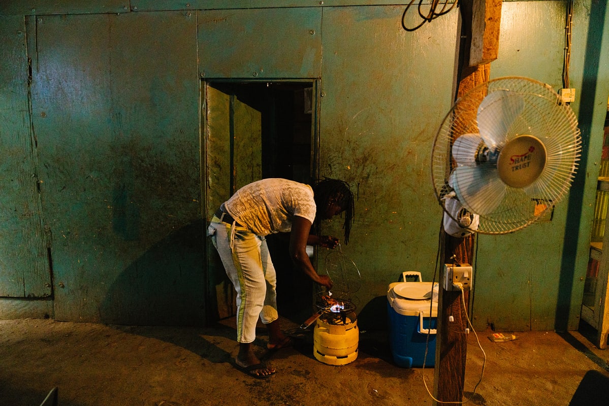 Nainen tekee ruokaa ravintolassa Sierra Leonessa.