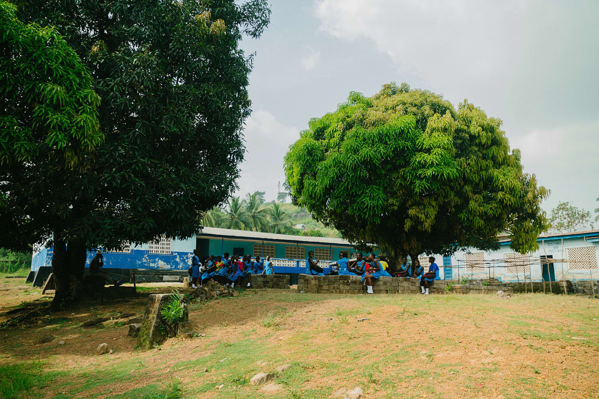 Koulun piha Sierra Leonessa.