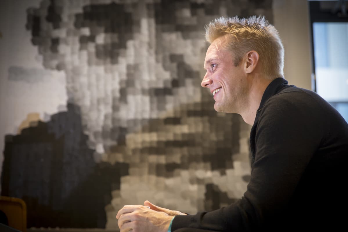 Kristian Segerstråle kahvilassa.