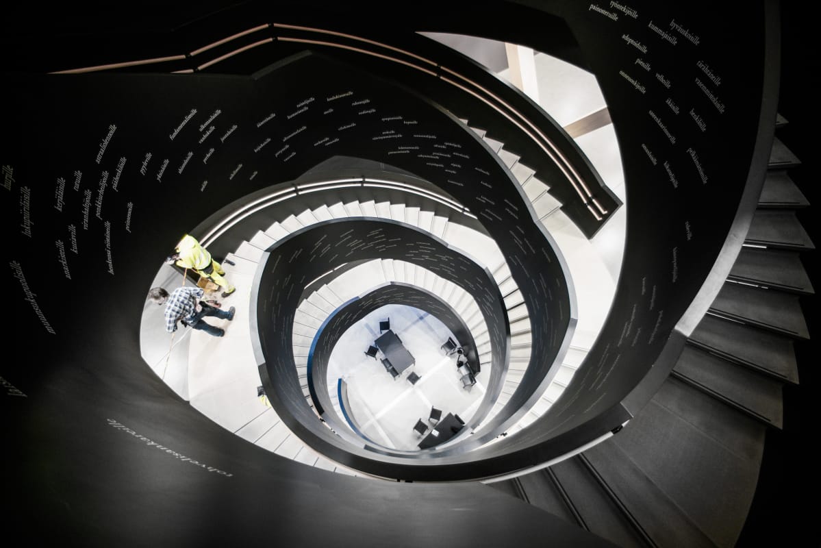 En spiraltrappa fotograferad uppfrån.