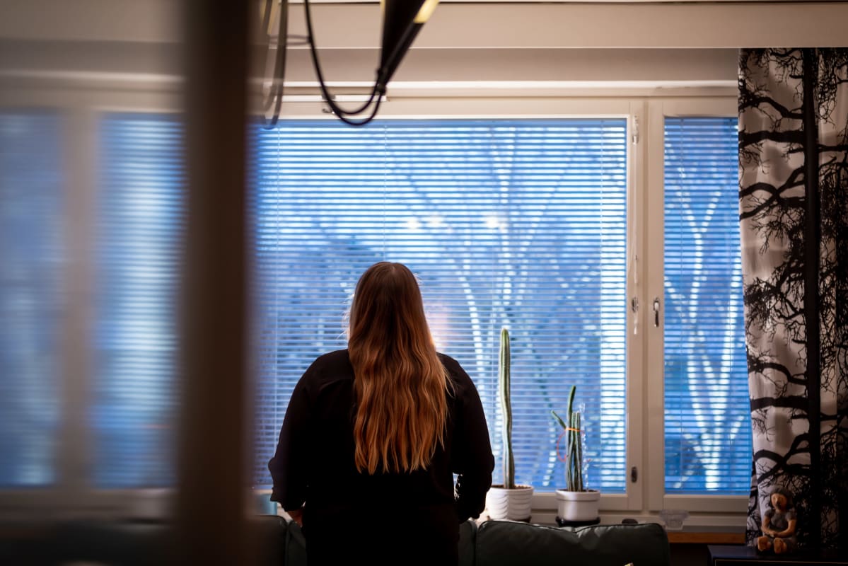 Kuvassa anonyymi nainen kotona olohuoneessa, 11.1.2019.