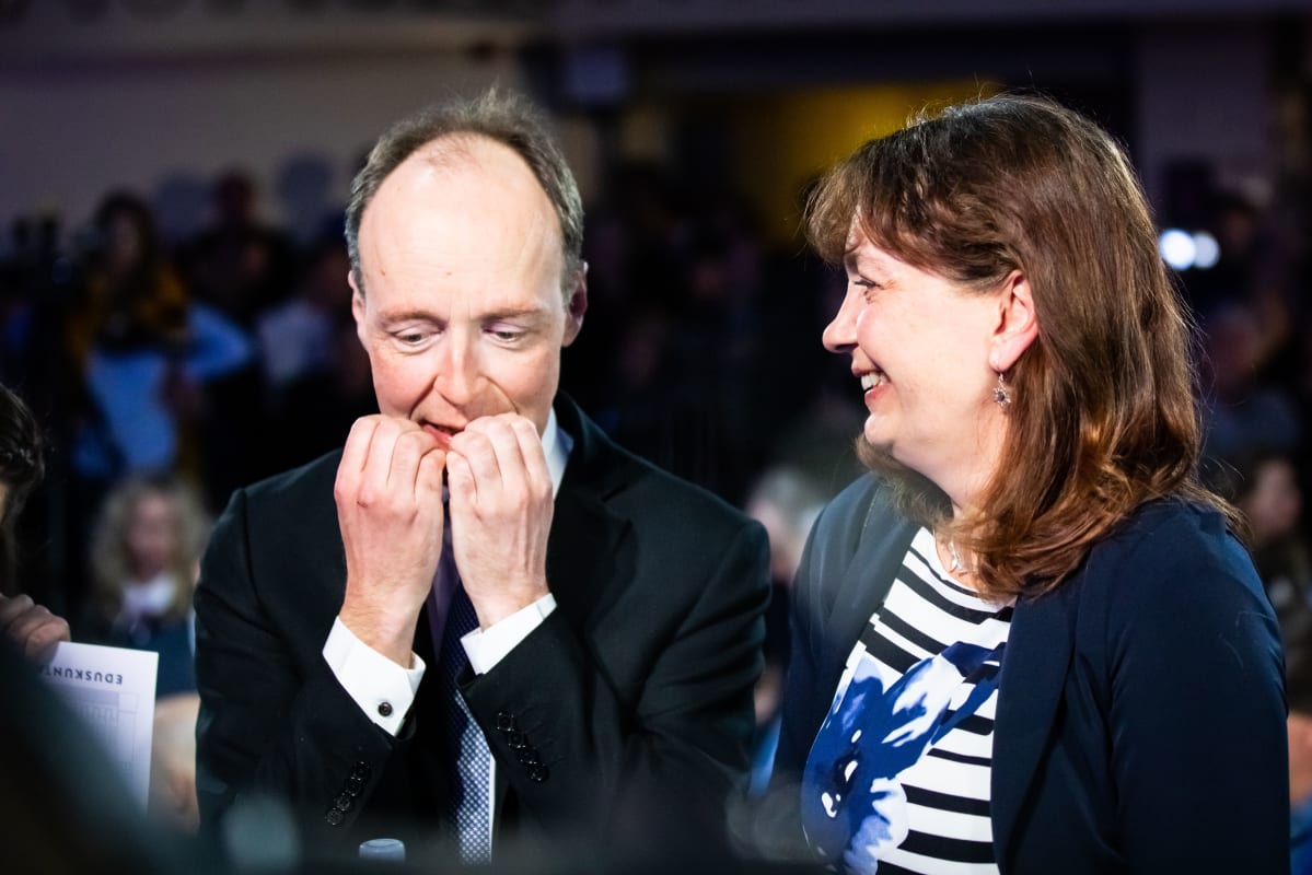 Eduskuntavaalit 2019. Perussuomalaisten vaalivalvojaiset. Riikka Slunga-Poutsalo ja Jussi Halla-aho jännittävät ennakkoääniä.