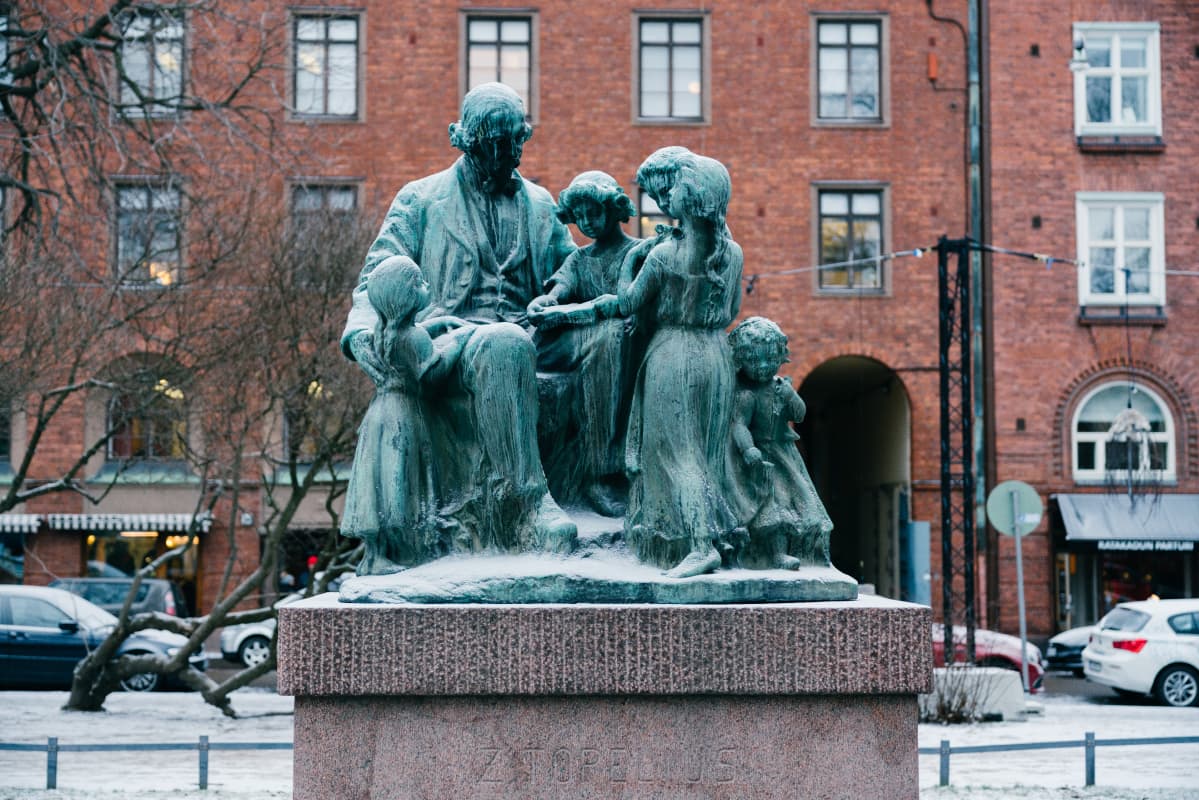 Kuvanveistäjä Ville Vallgrenin Topelius ja lapset -monumentti Helsingin Koulupuistikossa.