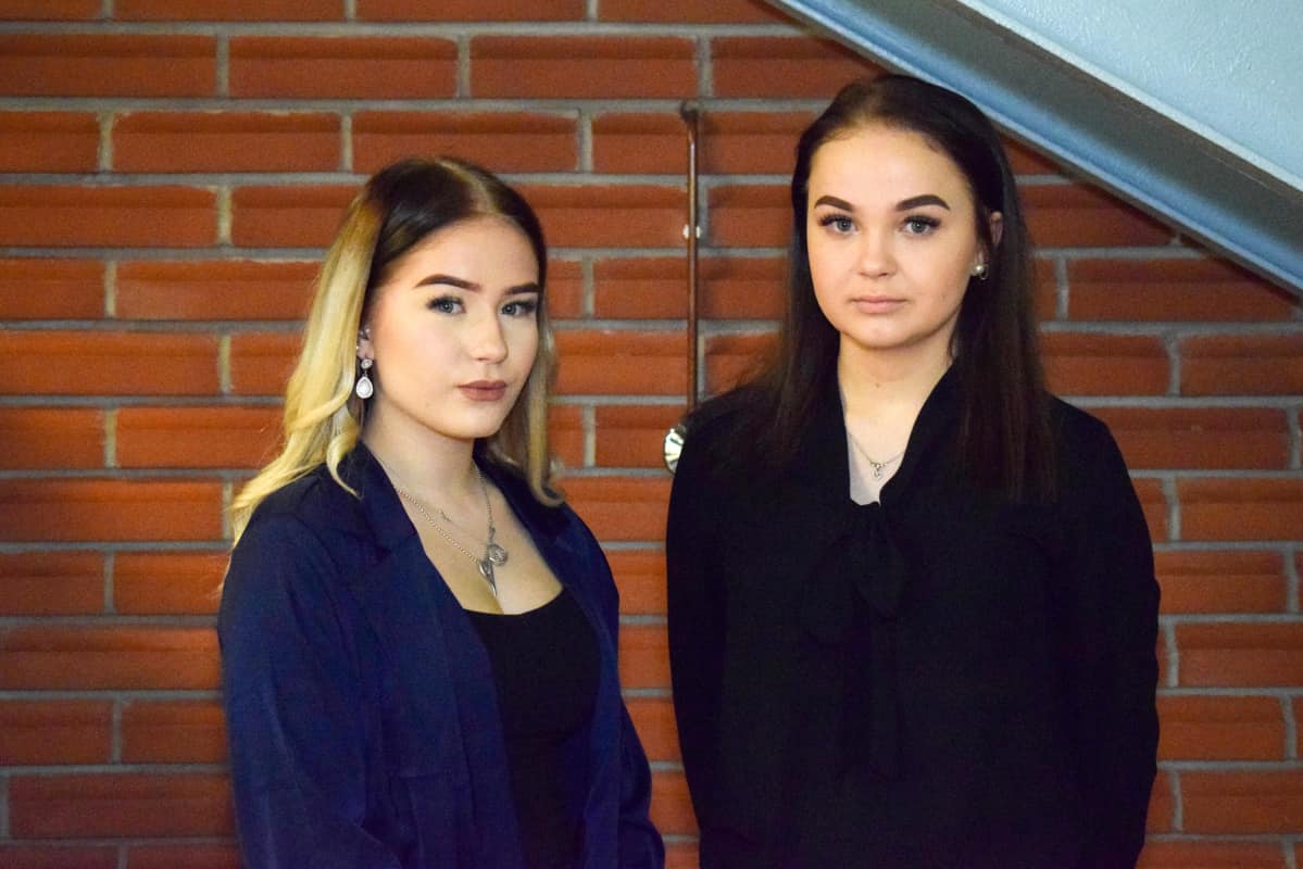 Etelä-Savon ammattiopiston merkonomiopiskelijat Henna Kamppi ja Vilma Leinonen.
