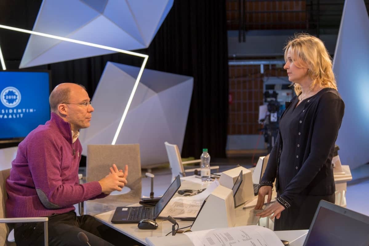 Yle uutisten politiikan toimituksen esimes Ari Hakahuhta ja tv-tuottaja Krista Taubert vaalilähetyksen harjoituksissa