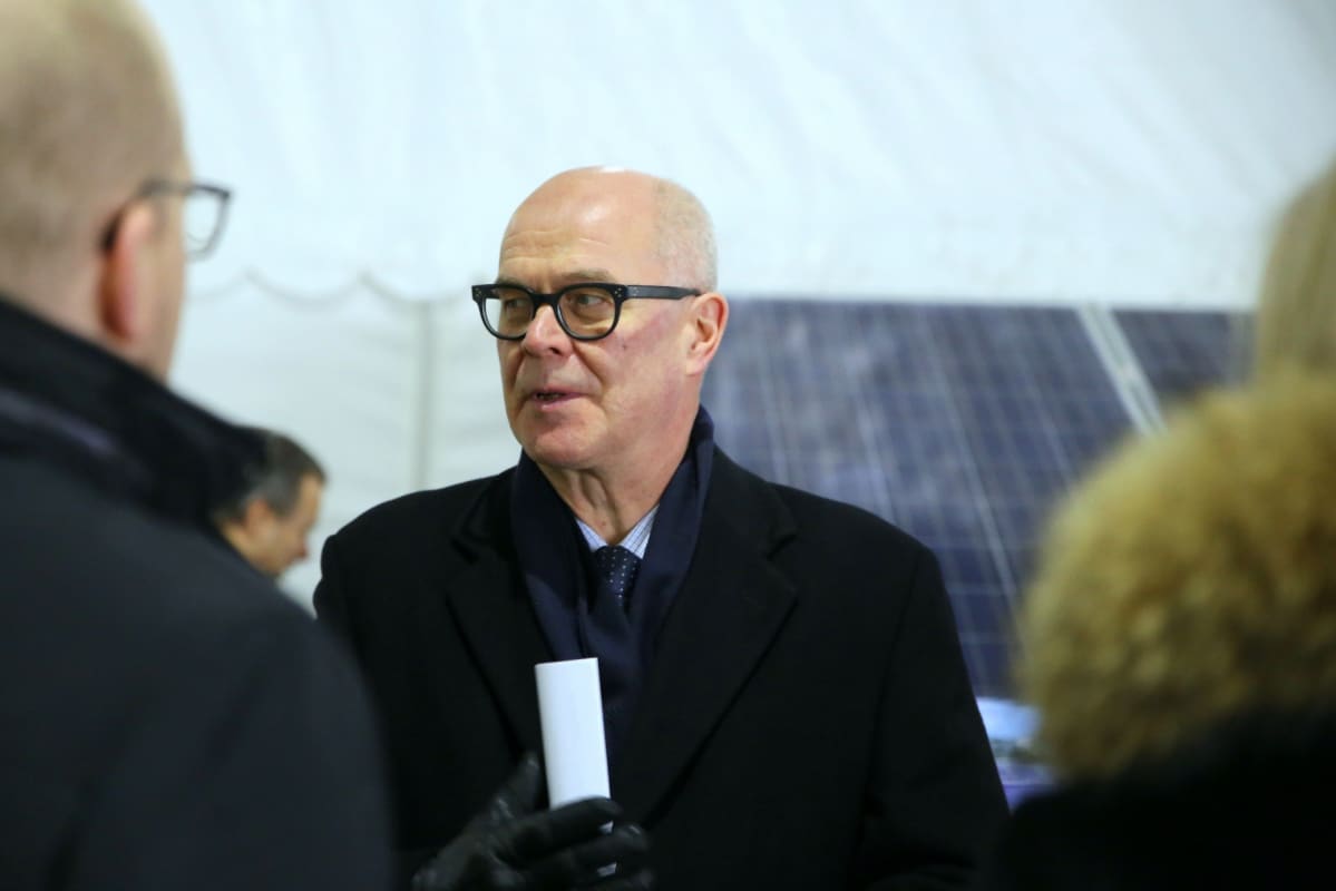 Erkki Kukkosen viimeisen työviikon virkatehtäviin kuului Lidlin uuden jakelukeskuksen harjannostajaiset.