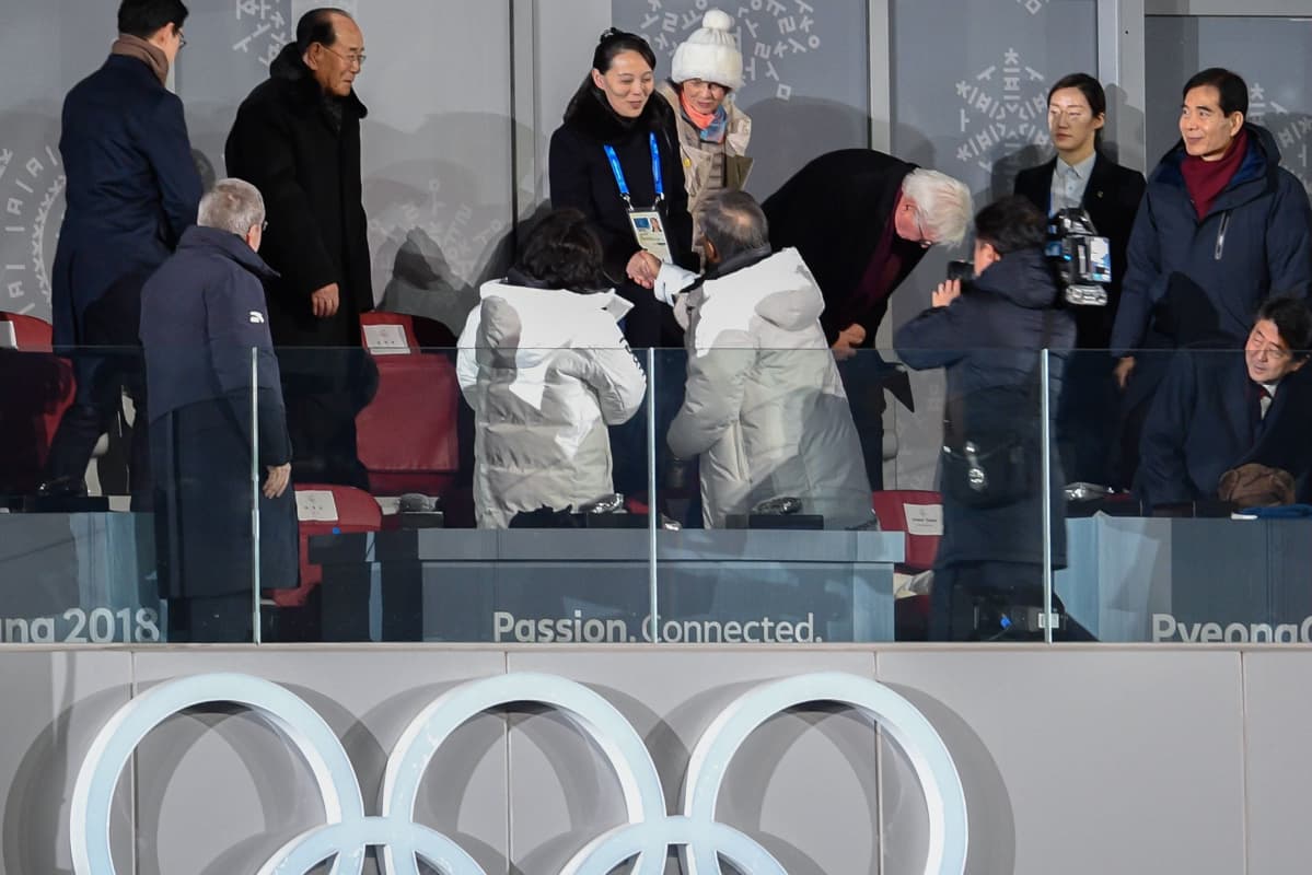 Kim Jong-unin sisko Kim Jo-jong kättelee Etelä-Korean presidenttiä Moon Jae-iniä Pyeongchangin olympialaisissa.