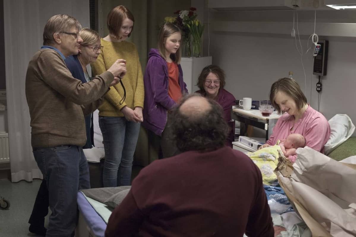 Valokuvaaja Arto Timosen ja hänen puolisonsa vauva saa koko suvun huomion heti synnyttyään.