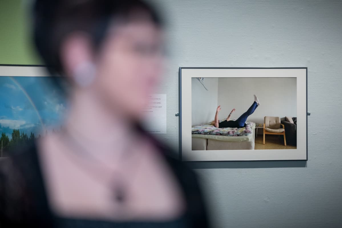 Susanna Juvakka osti uudet lakanat ja nauttii niistä kuvassa.