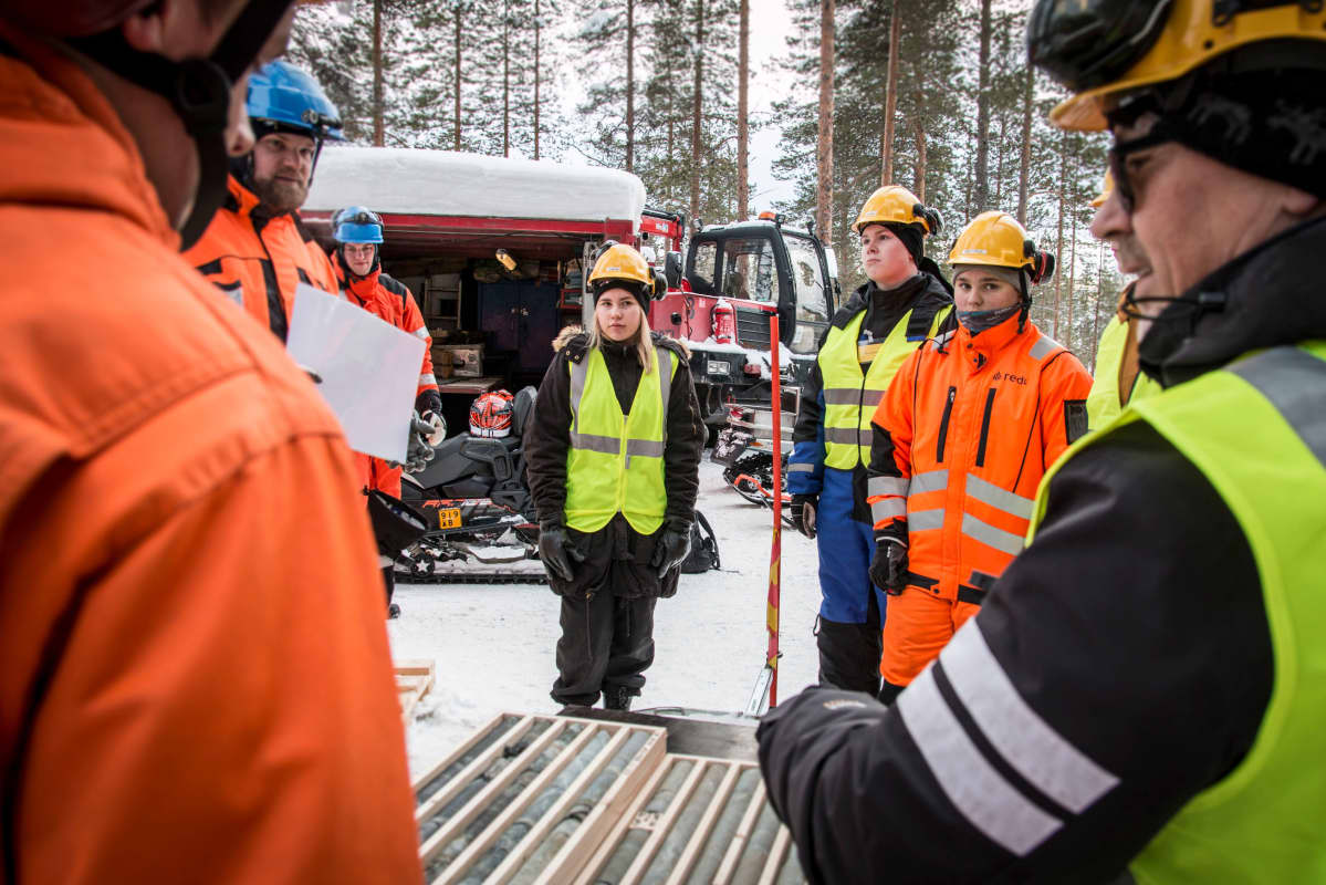 Sodankyläläiset Emilia Venäläinen (keskellä) ja Aleksi Pulju (2.oik.) osallistuivat kaivosyhtiön järjestämään koululaispäivään.
