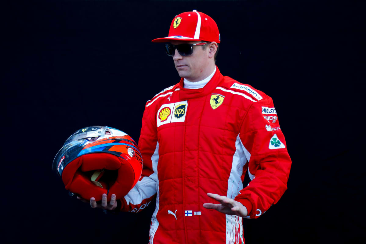 Kimi Räikkönen kypärä kädessä.