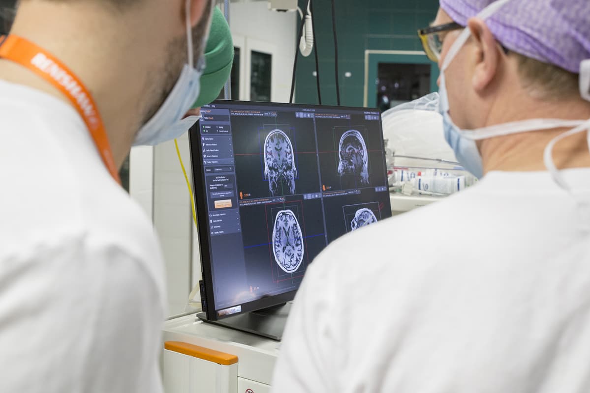 Robotin avulla tehtävä aivoleikkaus Töölön sairaalassa.