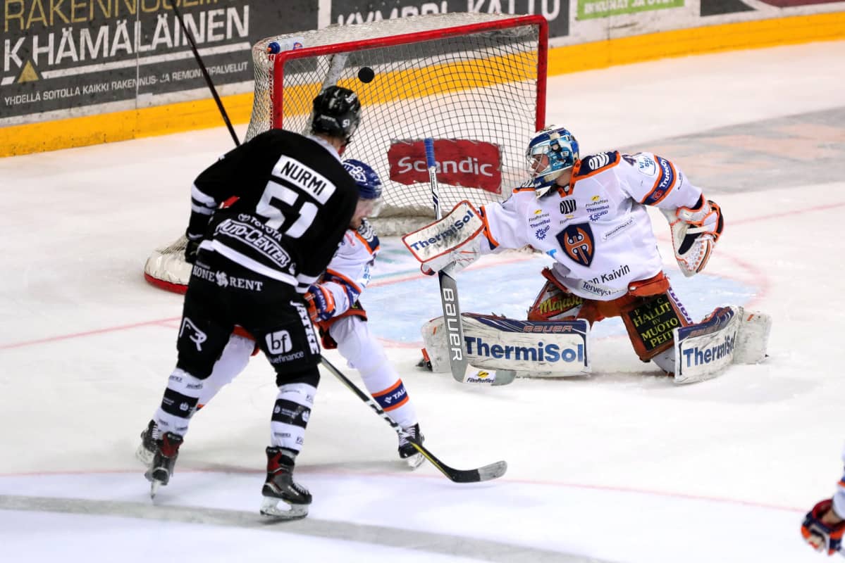 Kuvassa TPS:n Markus Nurmi ja Tapparan Dominik Hrachovina