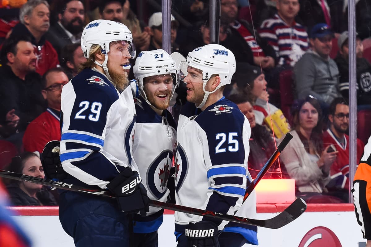Winnipeg Jetsin Nikolaj Ehlers, Patrik Laine ja Paul Stastny juhlivat maalia.