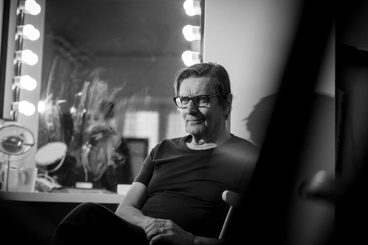 Pekka Laiho Teatteri Jurkan pukuhuoneessa.