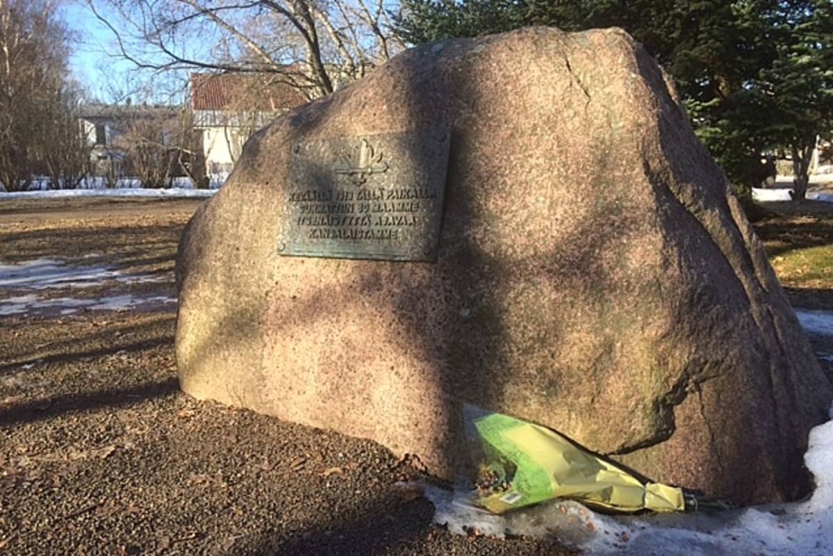 muistokivi puistossa, valkoisten uhrien muistolaatta, Kouvola, sisällissota