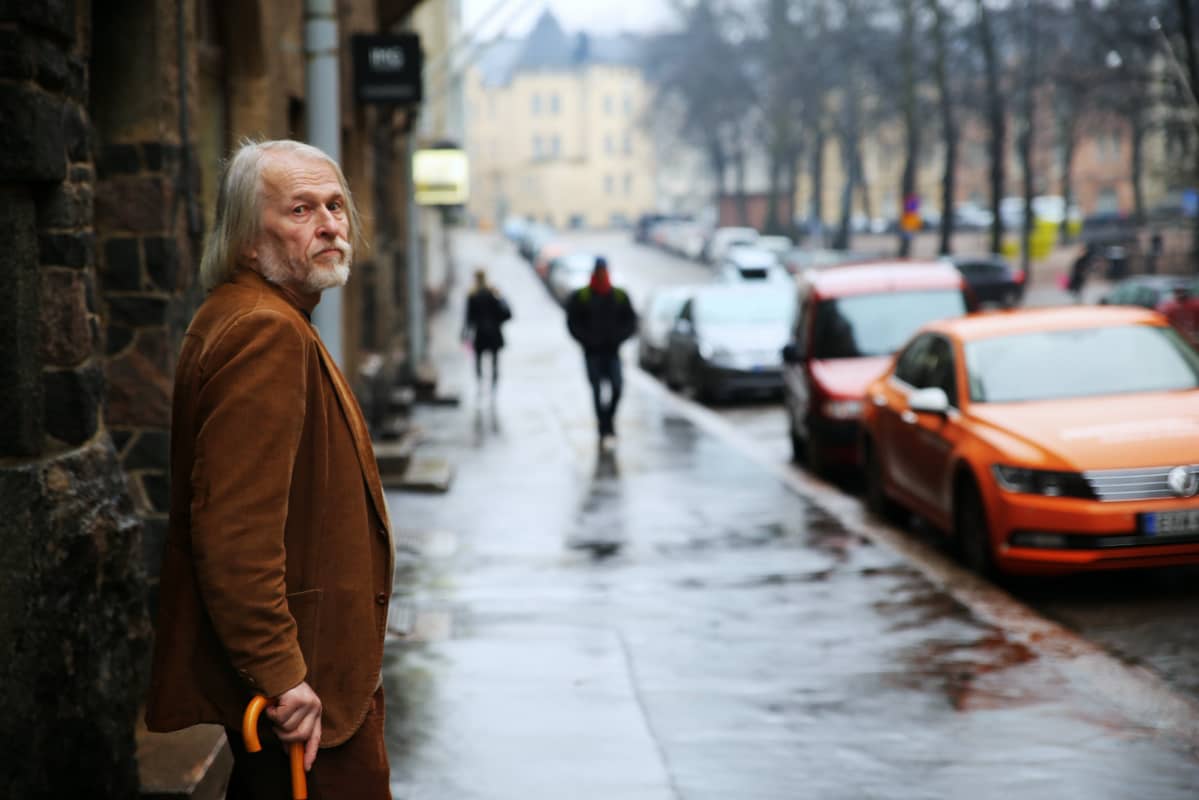 Taiteilija Martti Matilainen saa edelleen inspiraatiota Helsingistä.