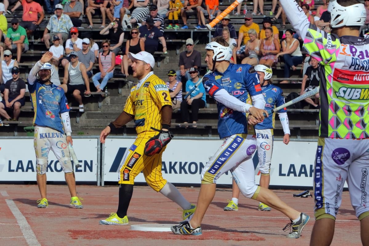Oulun Lipon Ari Lankinen lyö