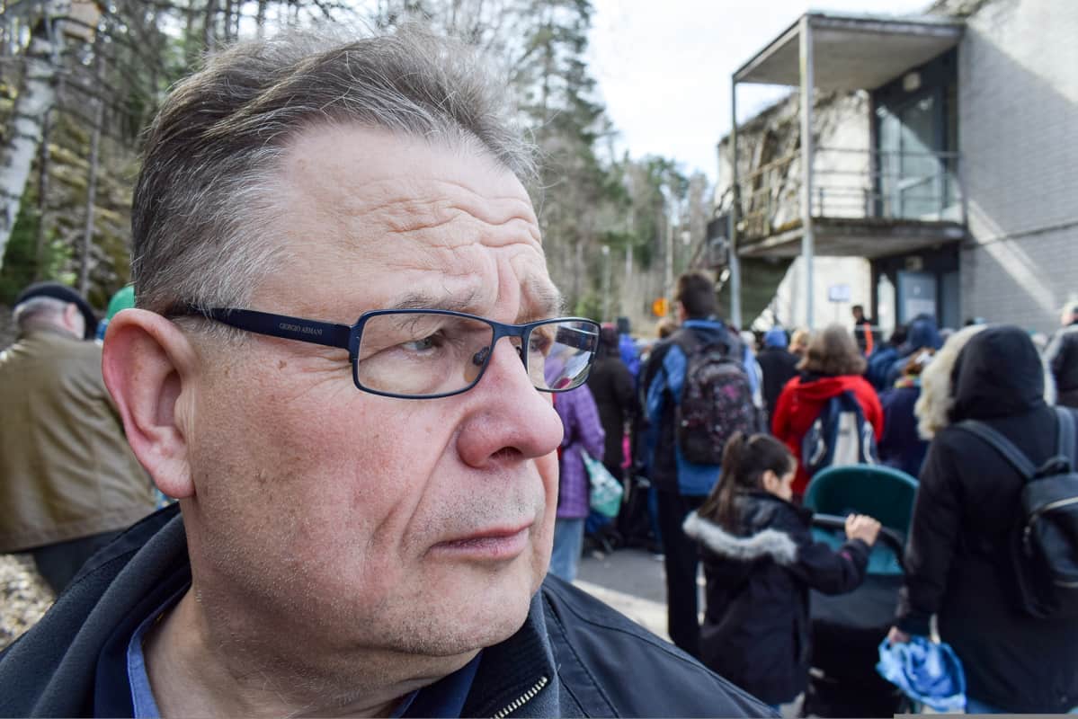 Hannu Hätönen ja väkeä pihalla