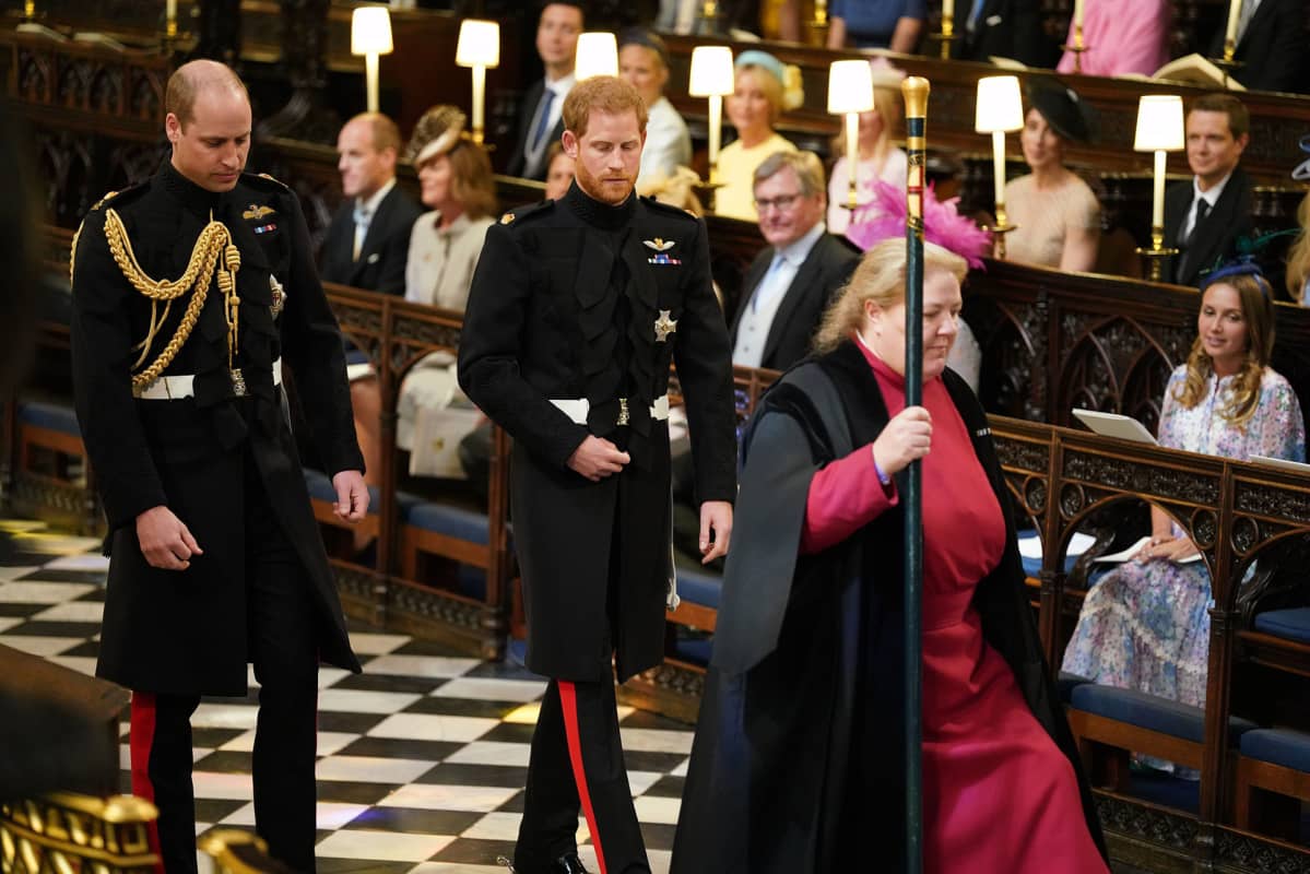 Prinssi Harry asteli kirkon käytävää seuranaan veljensä prinssi William.