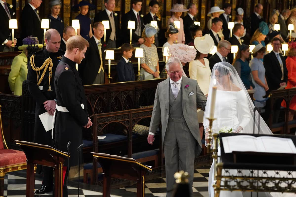 Prinssi Charles luovutti morsiamen pojalleen.