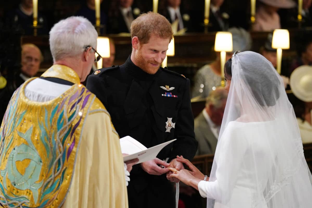 Prinssi Harry ja Meghan Markle pujottavtat vihkisormukset toisilleen.