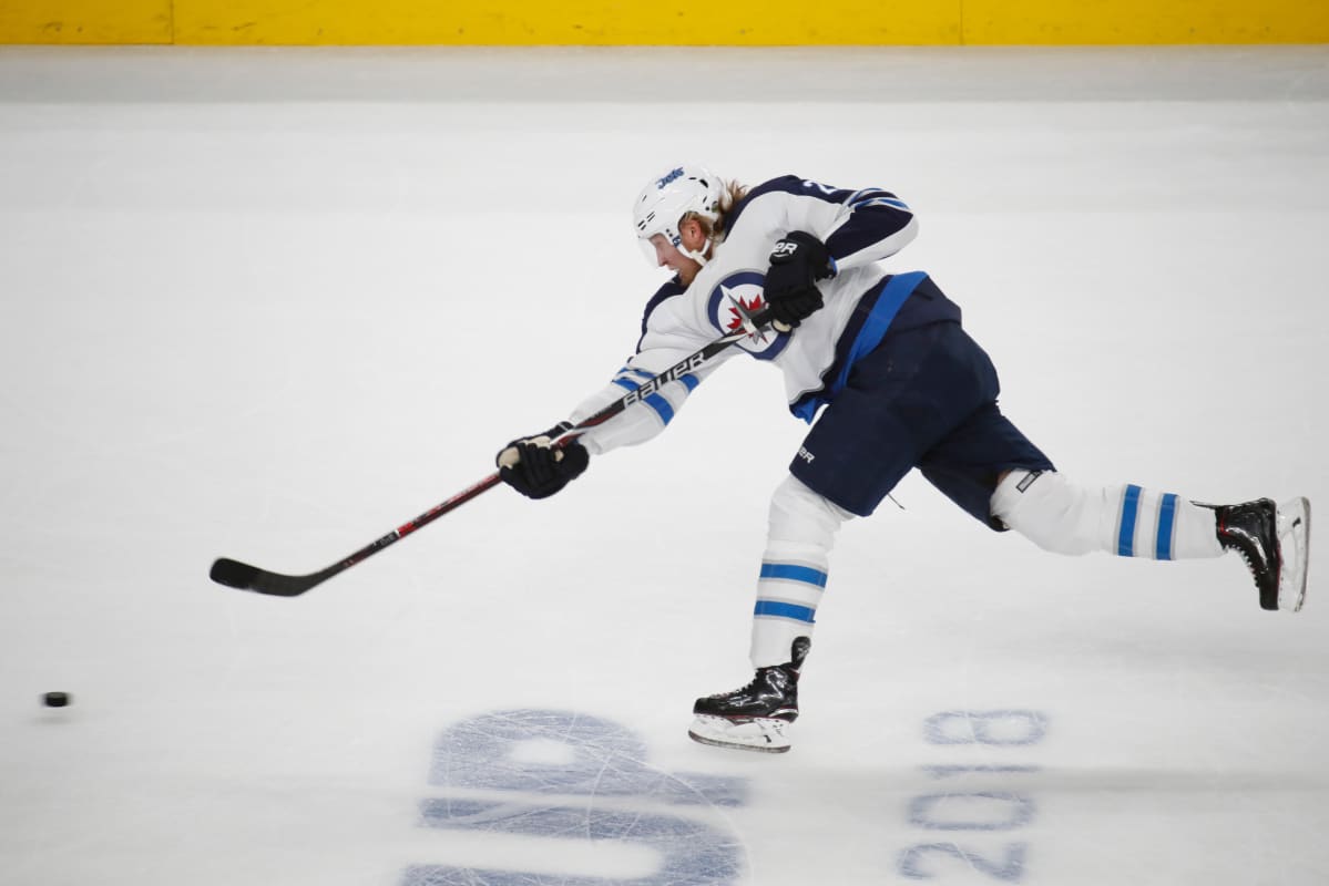 Patrik Laine laukoo.