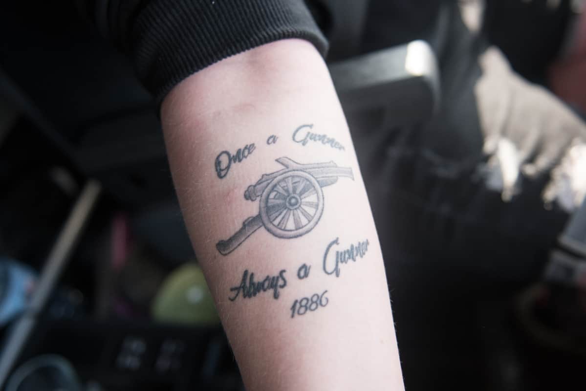 Once a gunner, always a gunner -tatuointi Sylwia Wedrichin käsivarressa. Sylwia Wedrich pitää jalkapallosta. Tatuoinnillaan hän haluaa näyttää kannatuksensa lontoolaiselle Arsenal-joukkueelle.