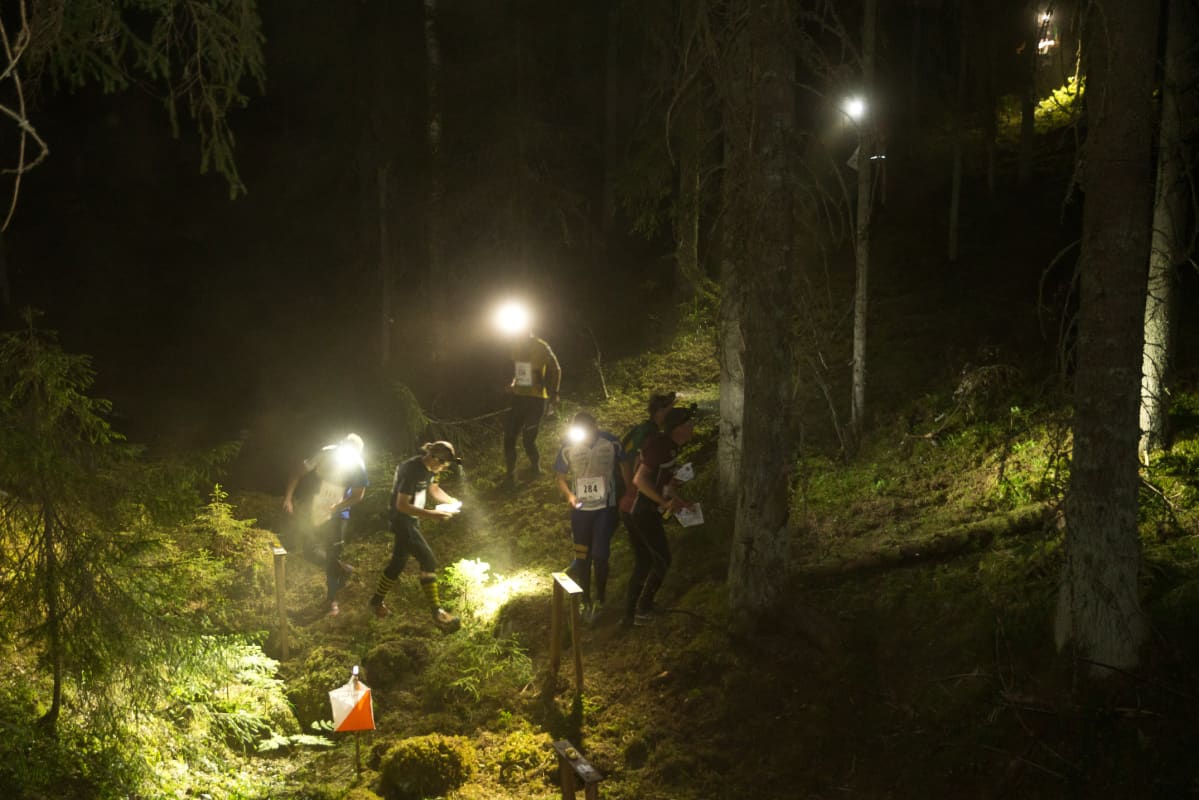 Suunnistajat yörastilla.
