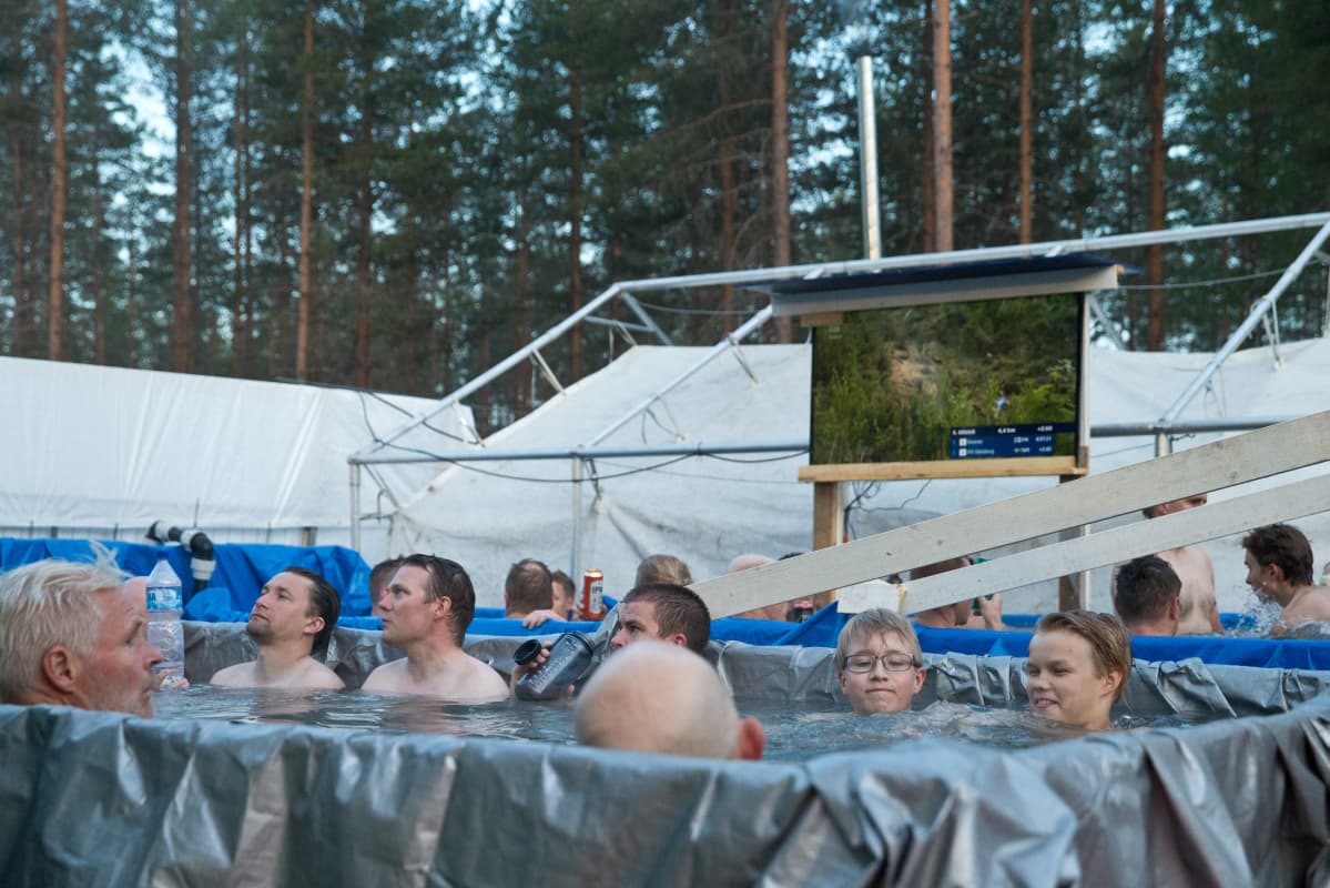 Suunnistajia paljukylvyssä.